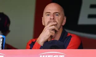 Entrenador observando el partido desde la tribuna