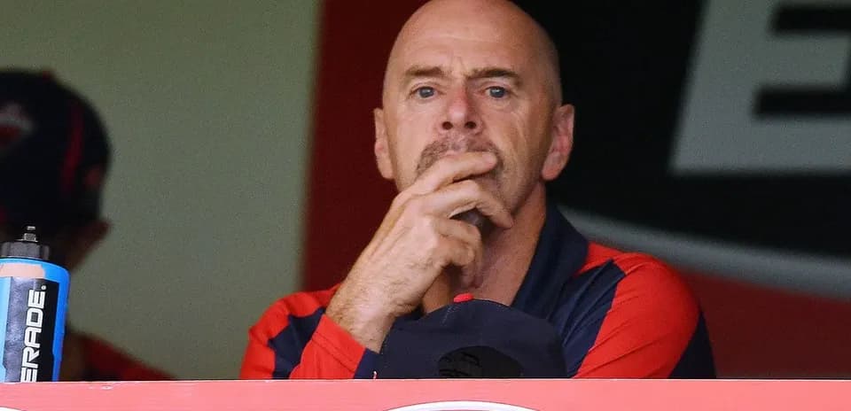 Entrenador observando el partido desde la tribuna