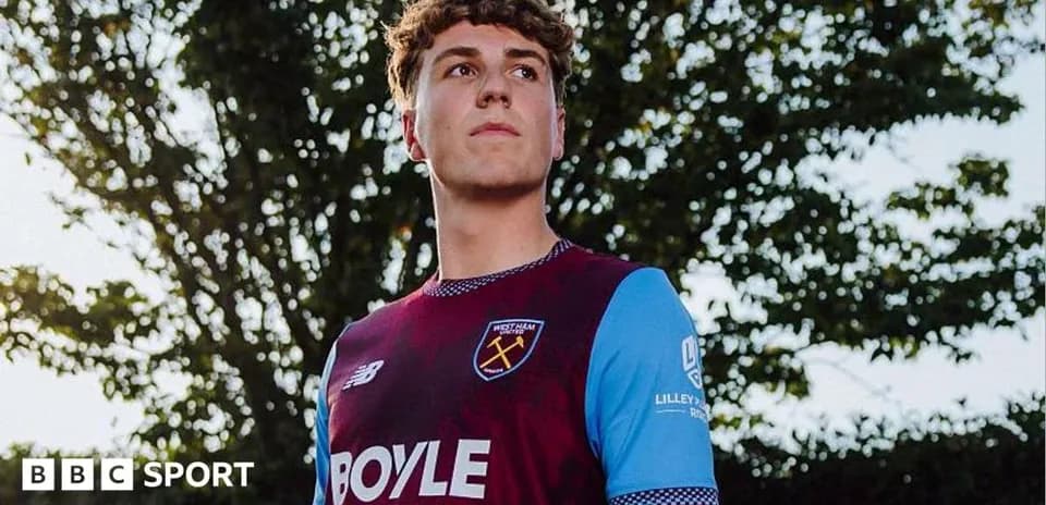Jugador posando con camiseta de West Ham United