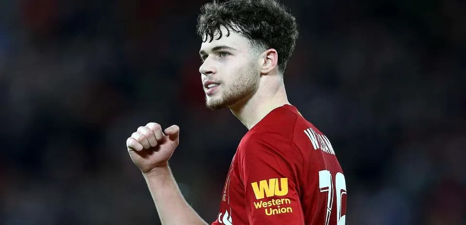 Jugador de Liverpool celebrando con puño en alto