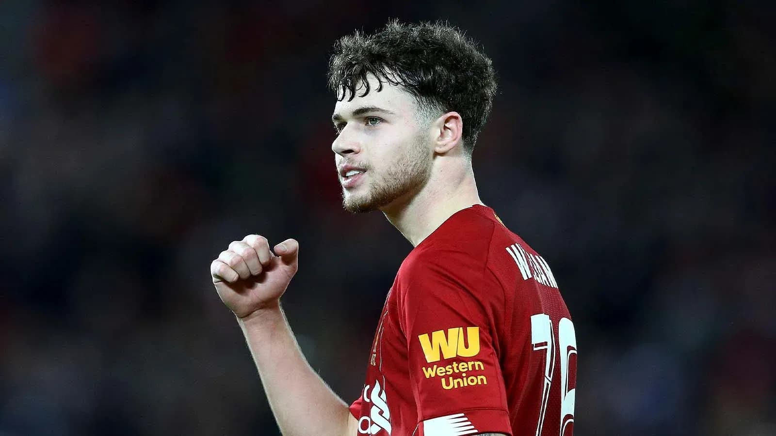 Jugador de Liverpool celebrando con puño en alto