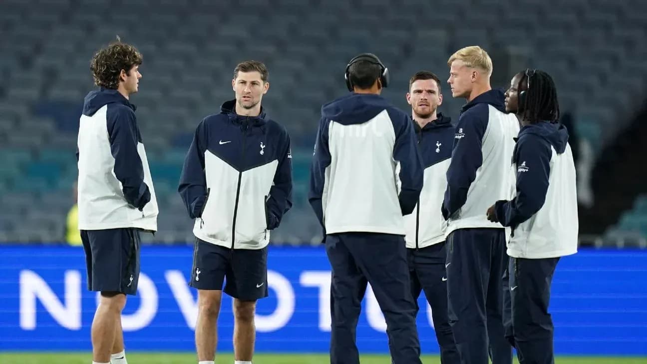 Jugadores de Tottenham conversando en el campo