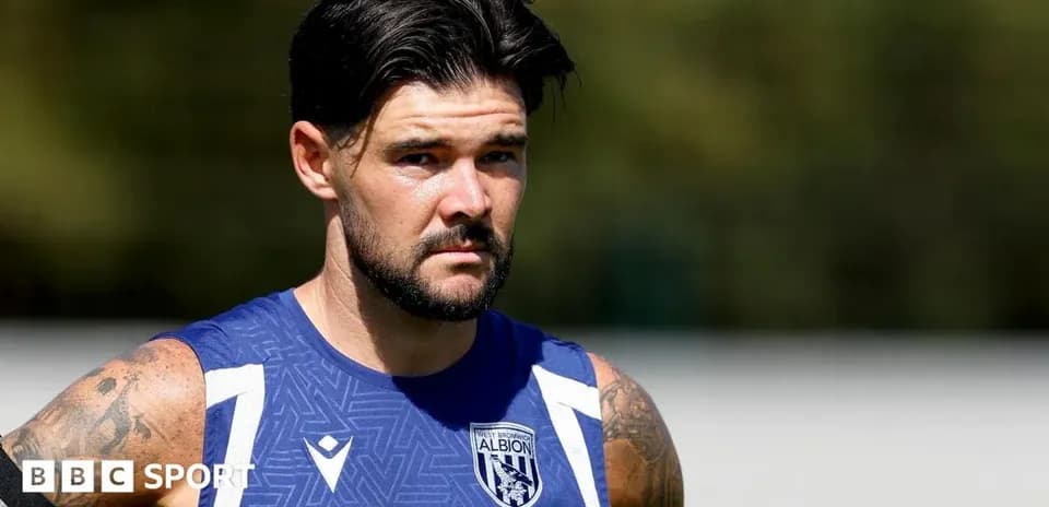 Jugador de fútbol entrenando en campo de prácticas
