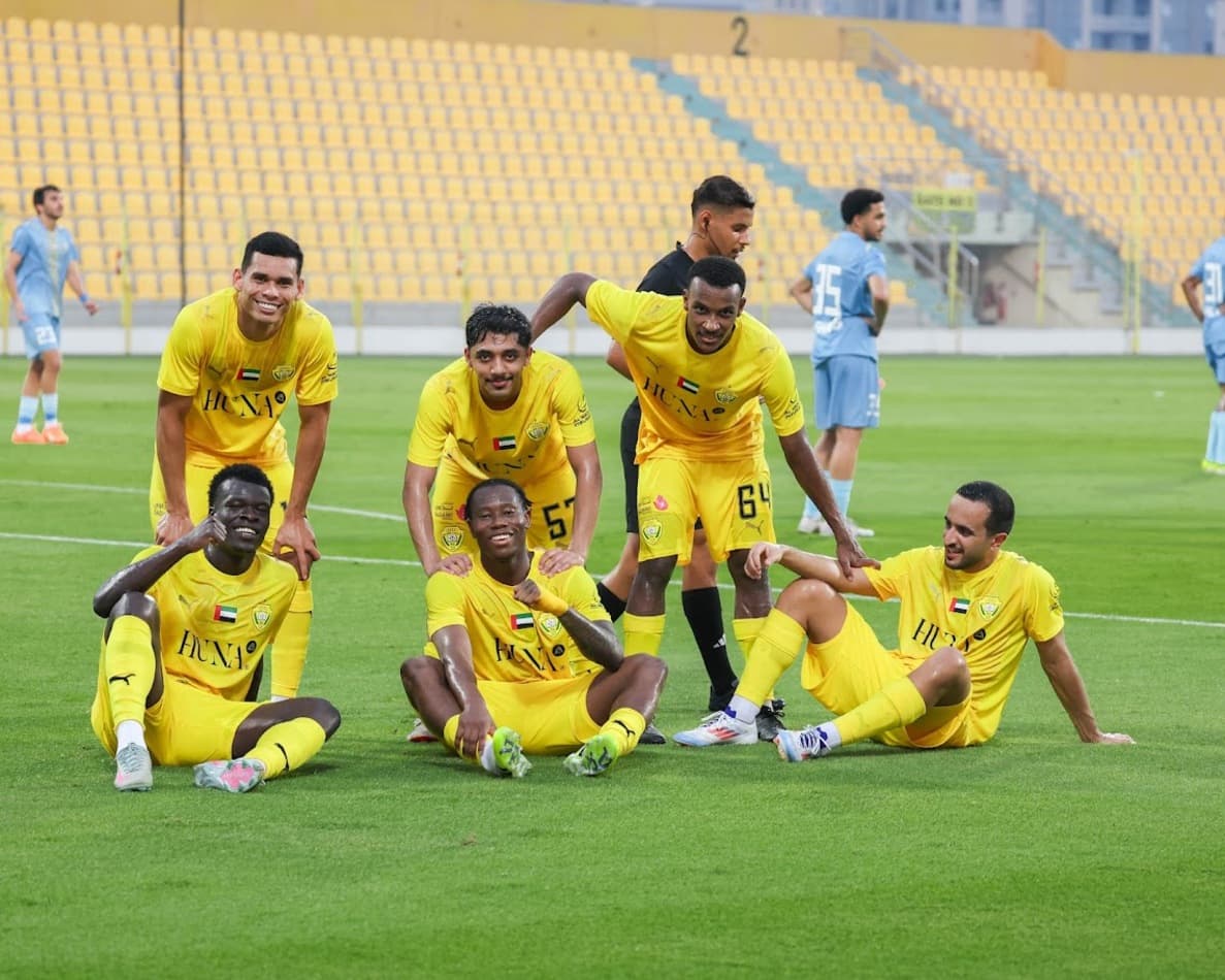 Jugadores de Al Wahda U23 celebrando en el campo