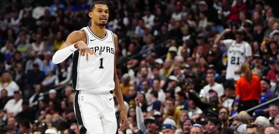 Jugador de los Spurs dirigiendo el juego en partido