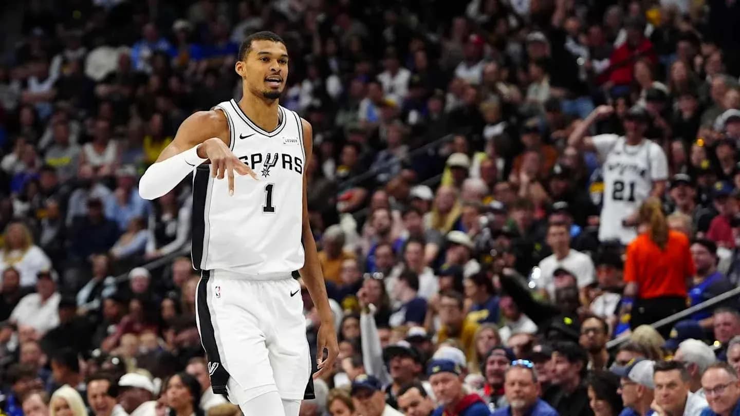 Jugador de los Spurs dirigiendo el juego en partido