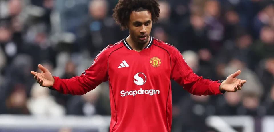 Jugador de Manchester United gesticulando en el campo
