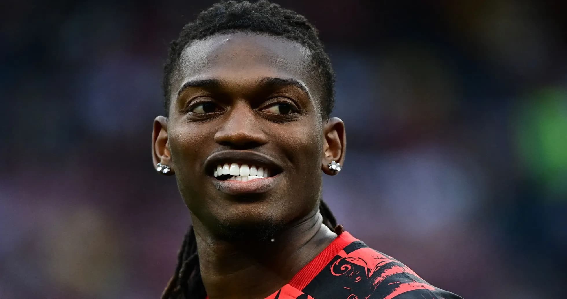 Jugador sonriendo con camiseta roja y negra