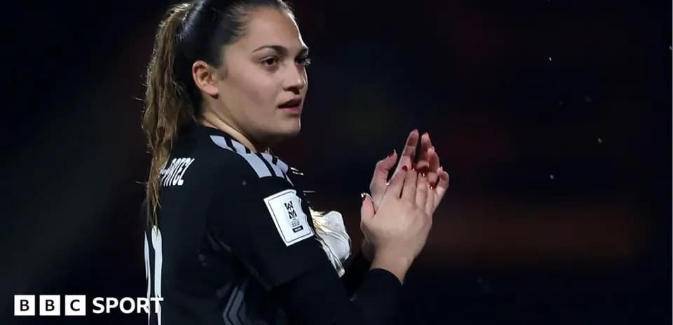 Portera aplaudiendo durante un partido de fútbol