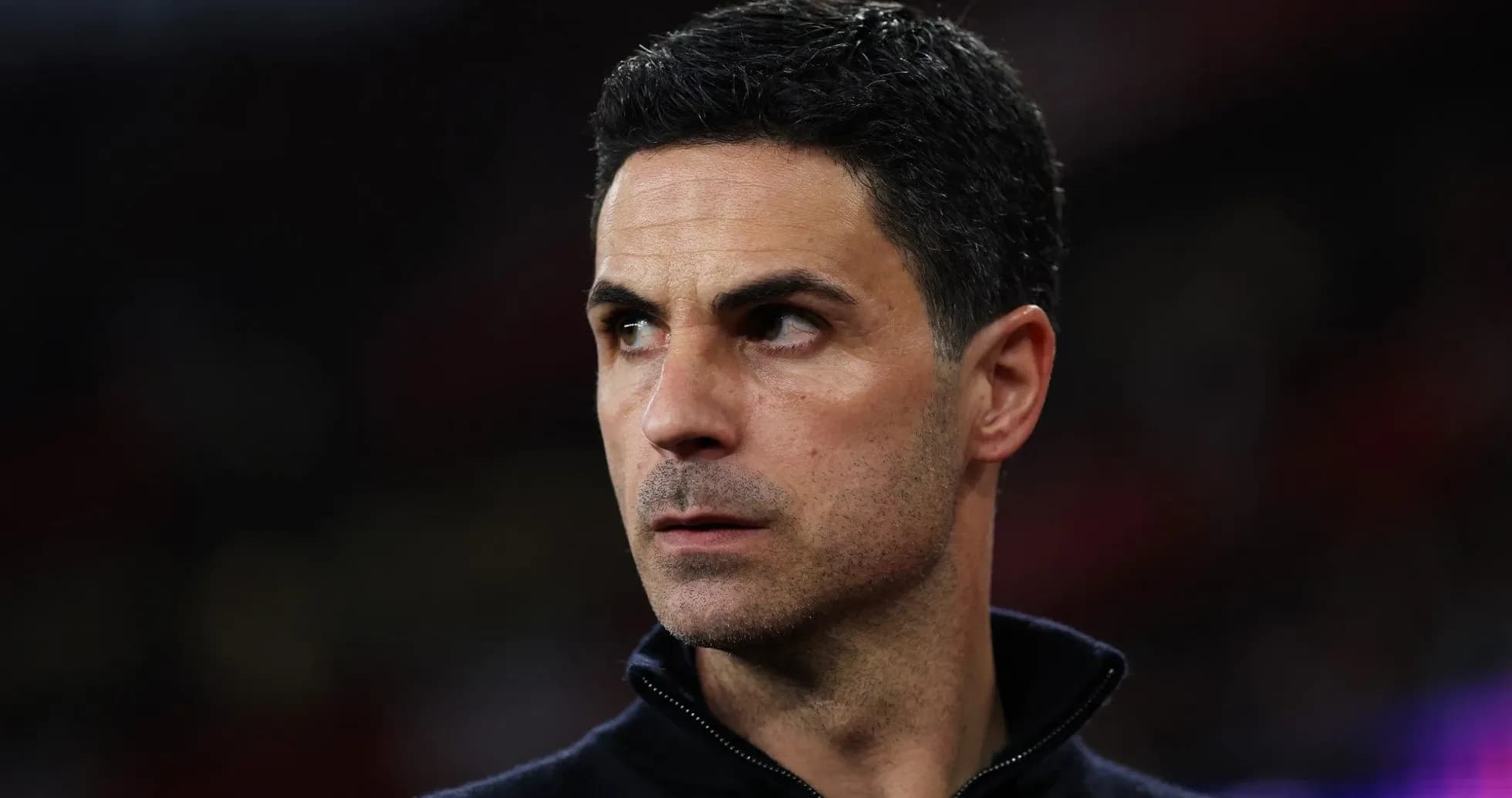 Entrenador observando el partido desde la banda