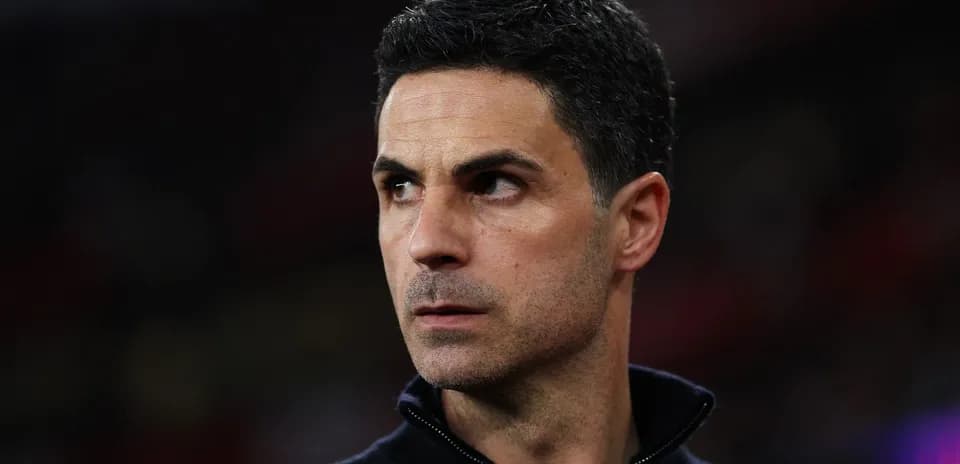 Entrenador observando el partido desde la banda