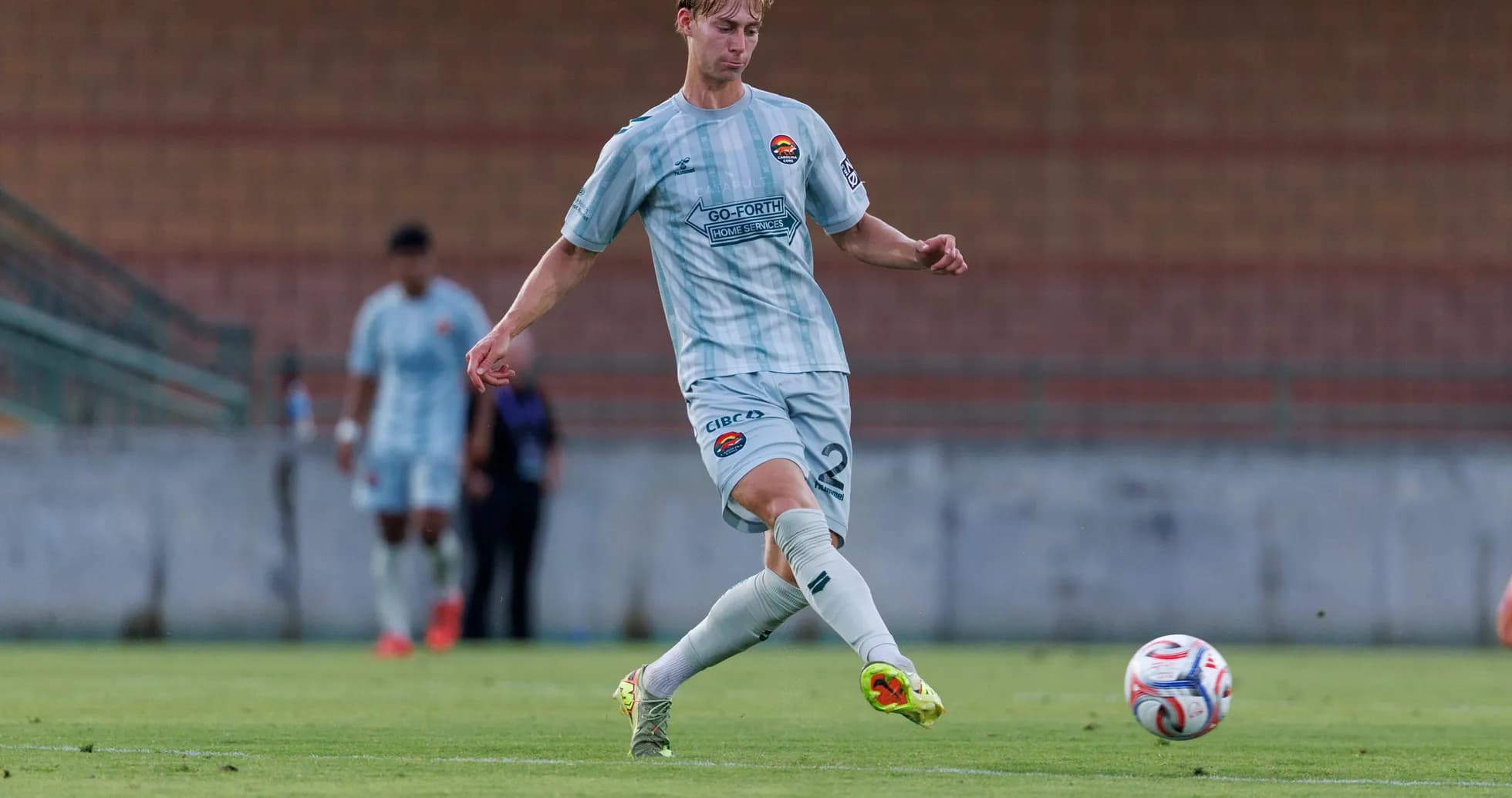 Jugador de Huntsville City pateando el balón