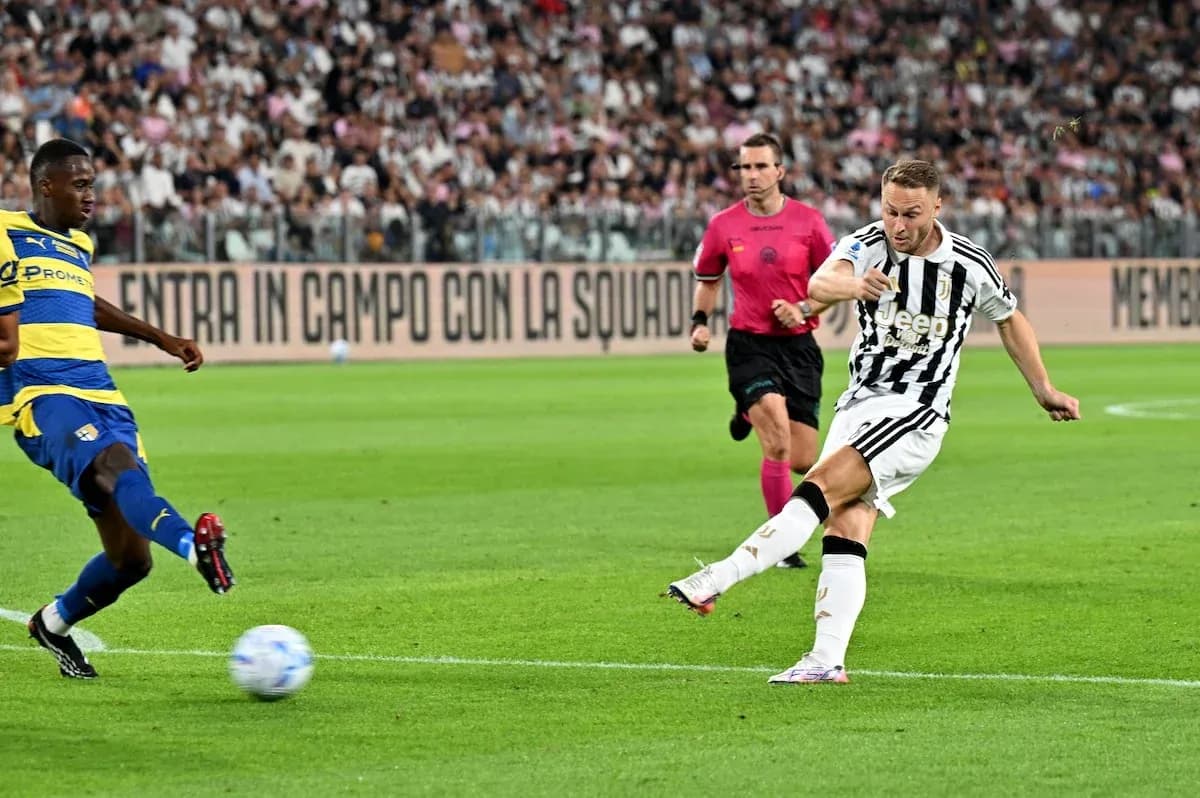 Jugador de Juventus disparando contra Parma