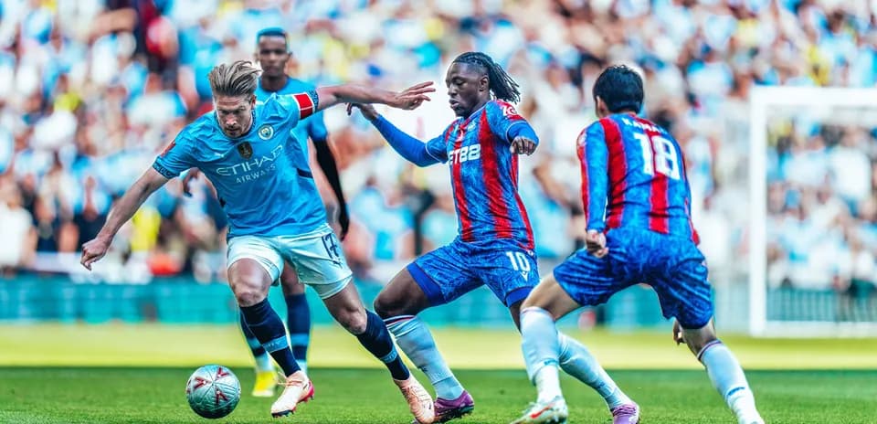 Jugador de Manchester City desafiando a un rival