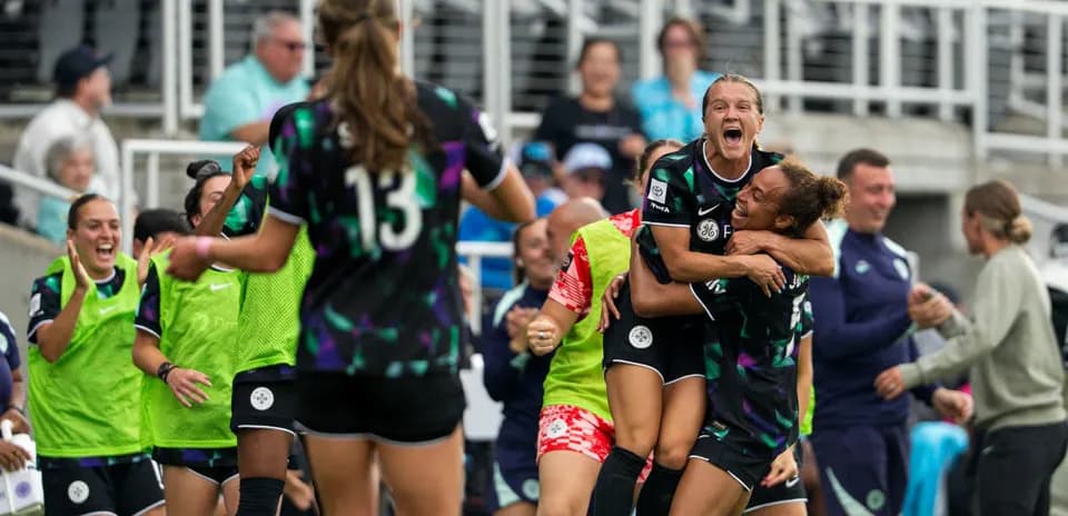 Jugadoras de Racing Louisville celebrando un gol