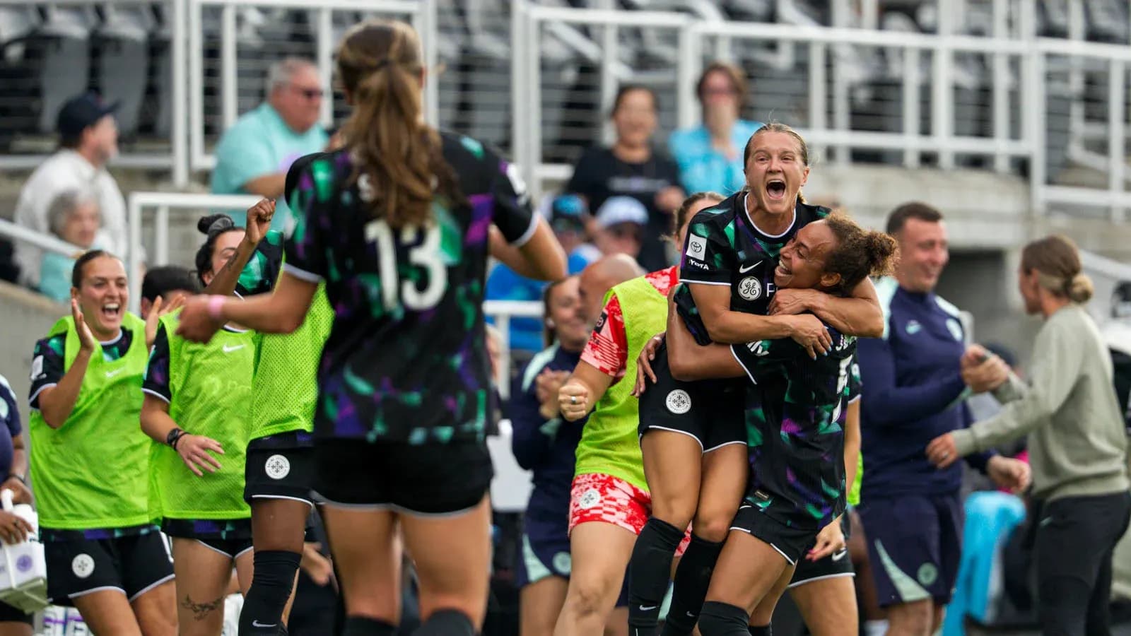 Jugadoras de Racing Louisville celebrando un gol