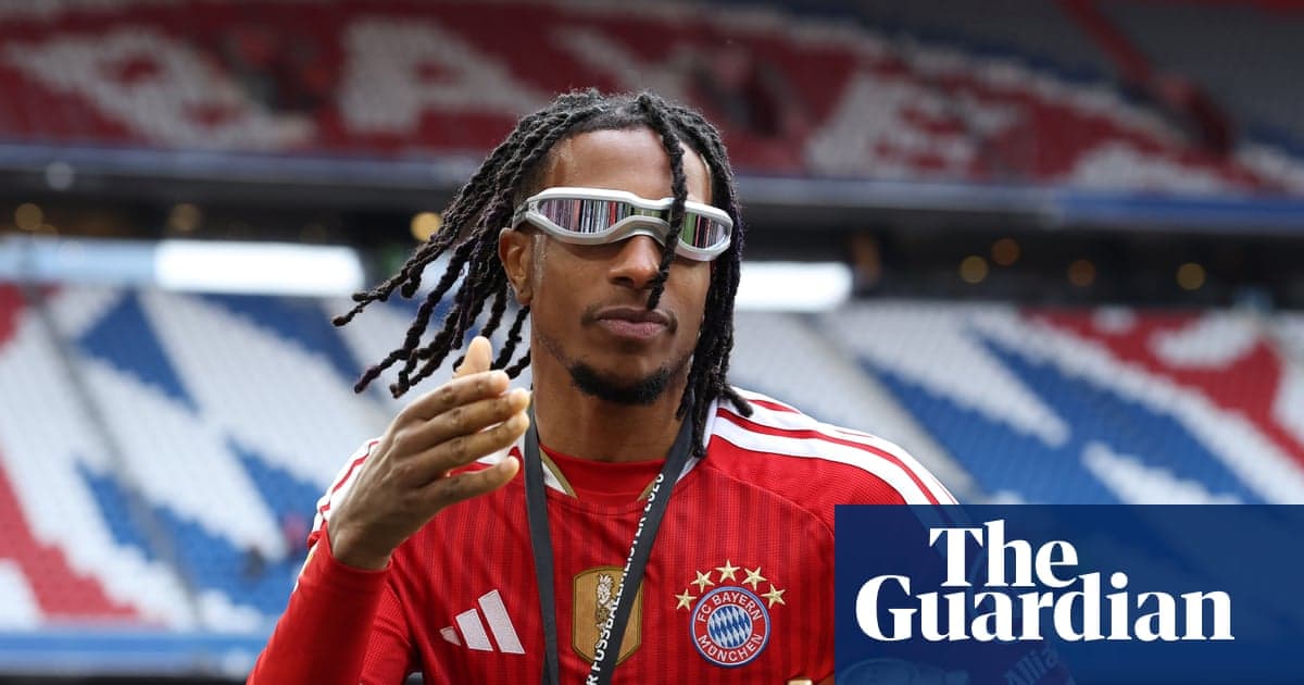 Jugador de Bayern Múnich con gafas en el estadio