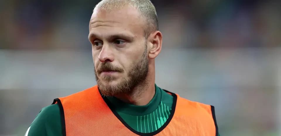 Jugador con chaleco en el banquillo de Italia