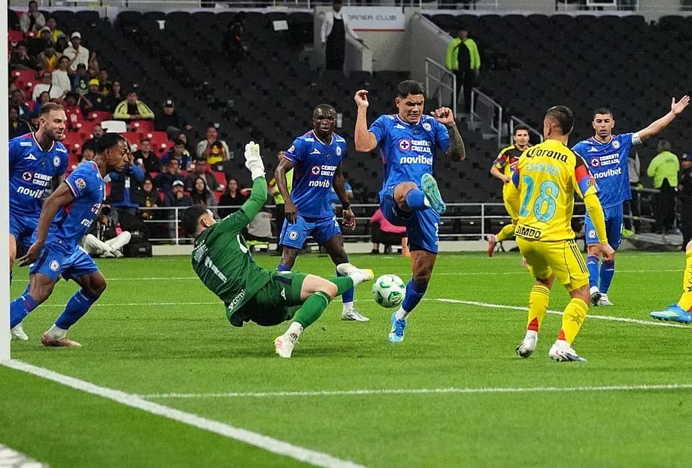 Acción del partido entre Cruz Azul y Club América