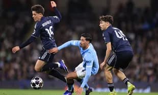 Jugadores compitiendo por el balón en partido