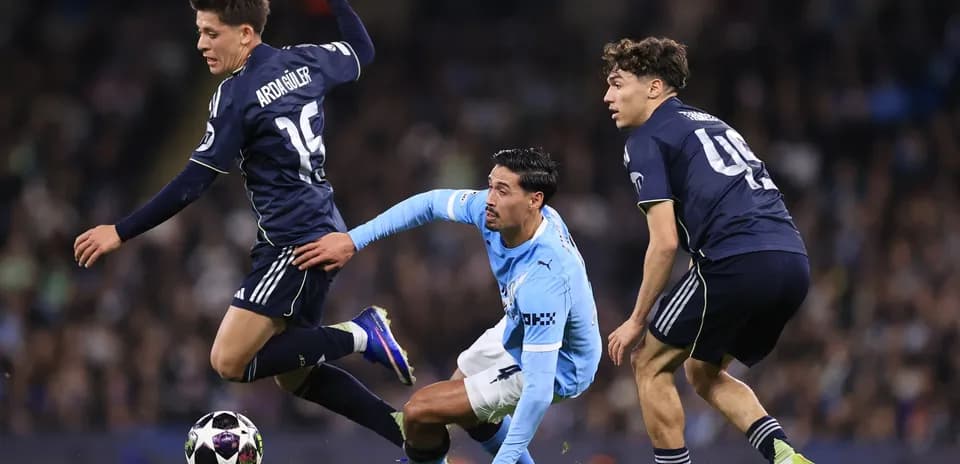 Jugadores compitiendo por el balón en partido