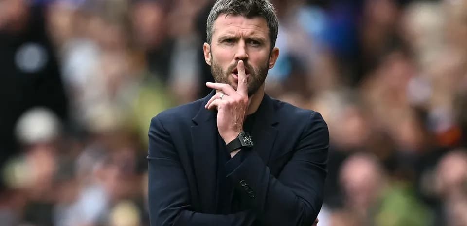 Entrenador haciendo gesto de silencio durante partido