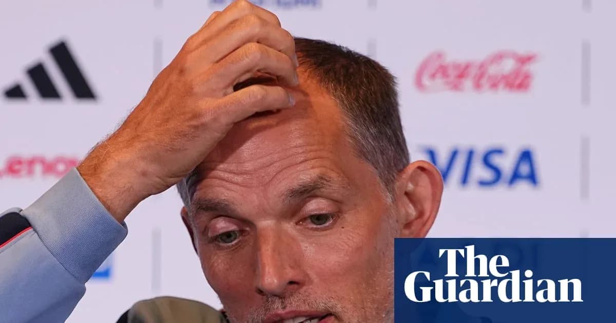 Entrenador en conferencia de prensa, tocándose la cabeza