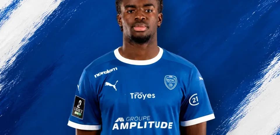 Jugador con camiseta azul del ESTAC Troyes