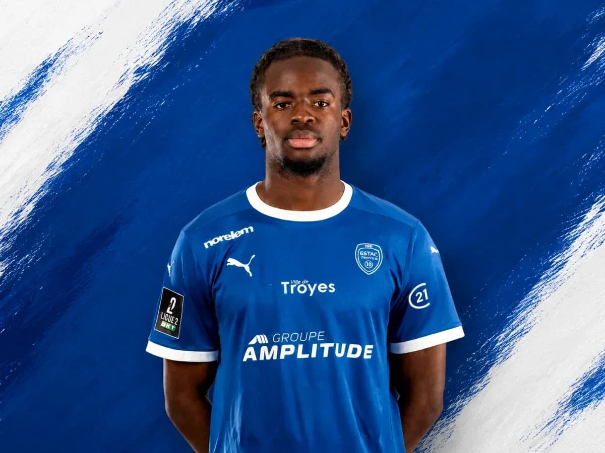 Jugador con camiseta azul del ESTAC Troyes