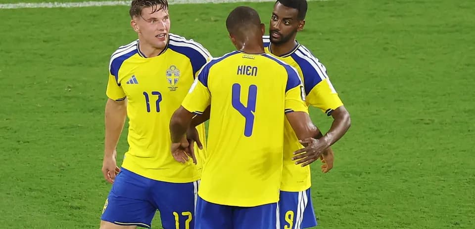 Jugadores de Suecia celebrando en el campo de fútbol