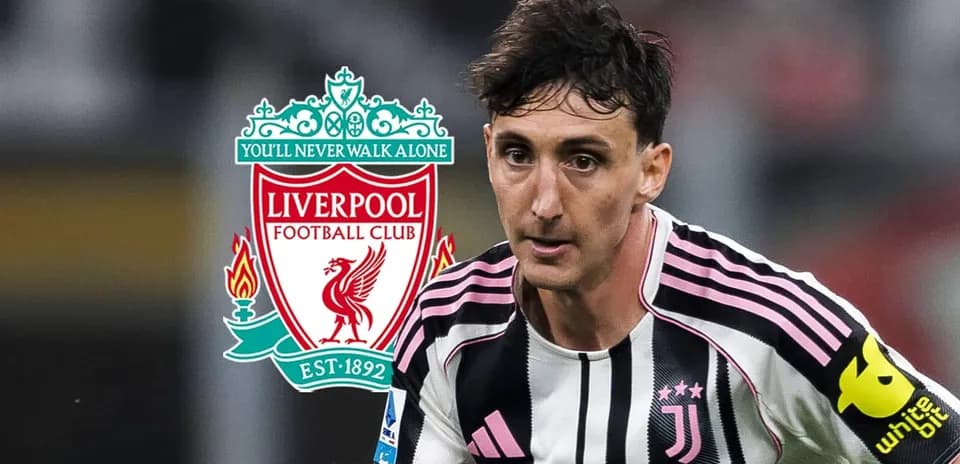 Jugador de Juventus con logo de Liverpool de fondo