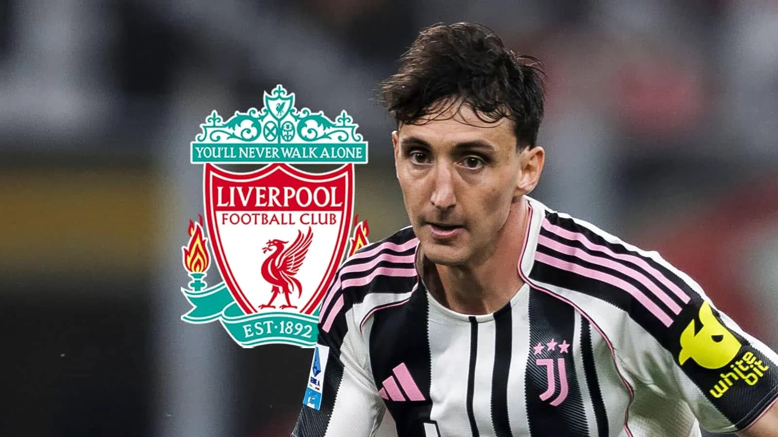 Jugador de Juventus con logo de Liverpool de fondo