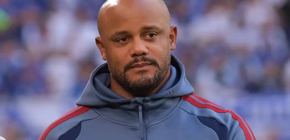 Entrenador de fútbol con sudadera en el campo