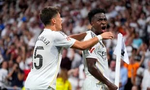 Vinícius Jr. celebra un gol con su compañero