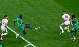Jugadores de Marruecos y Senegal disputando el balón