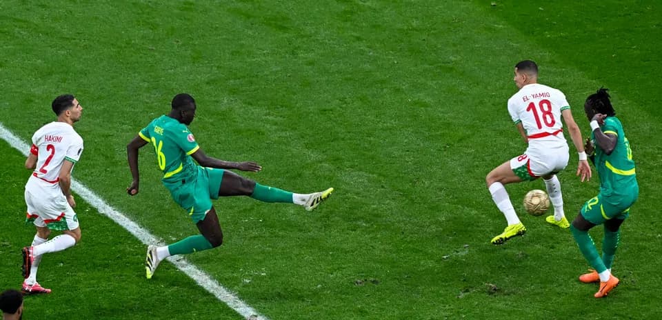 Jugadores de Marruecos y Senegal disputando el balón