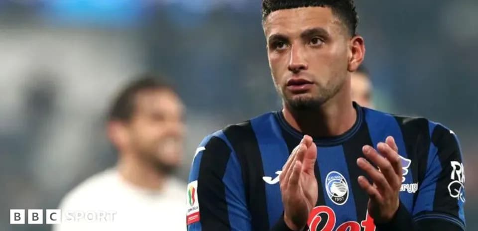 Jugador aplaudiendo en el campo de fútbol