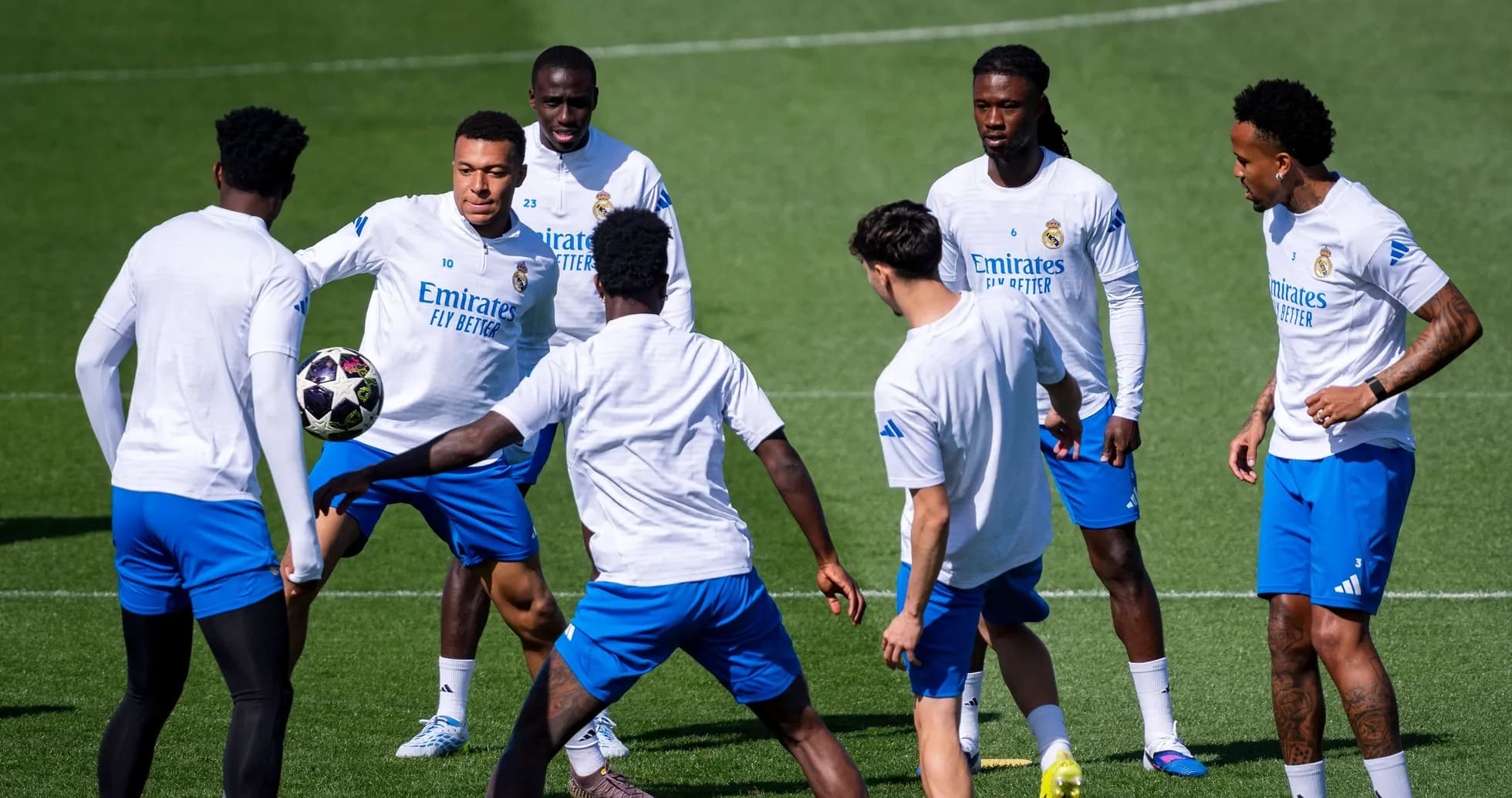 Jugadores del Real Madrid entrenando en el campo