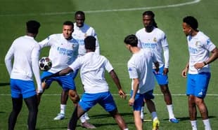 Jugadores del Real Madrid entrenando en el campo