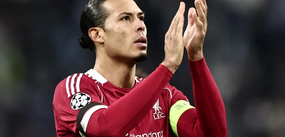 Jugador aplaudiendo durante partido de fútbol