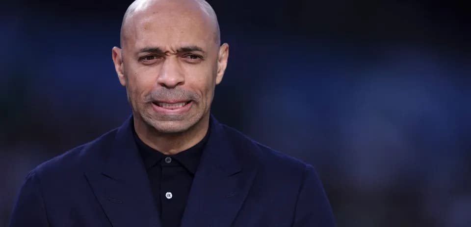 Hombre con chaqueta oscura en conferencia de prensa