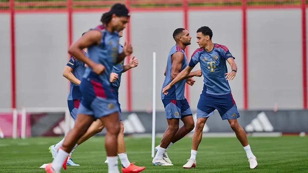 Jugadores entrenando en el campo de fútbol