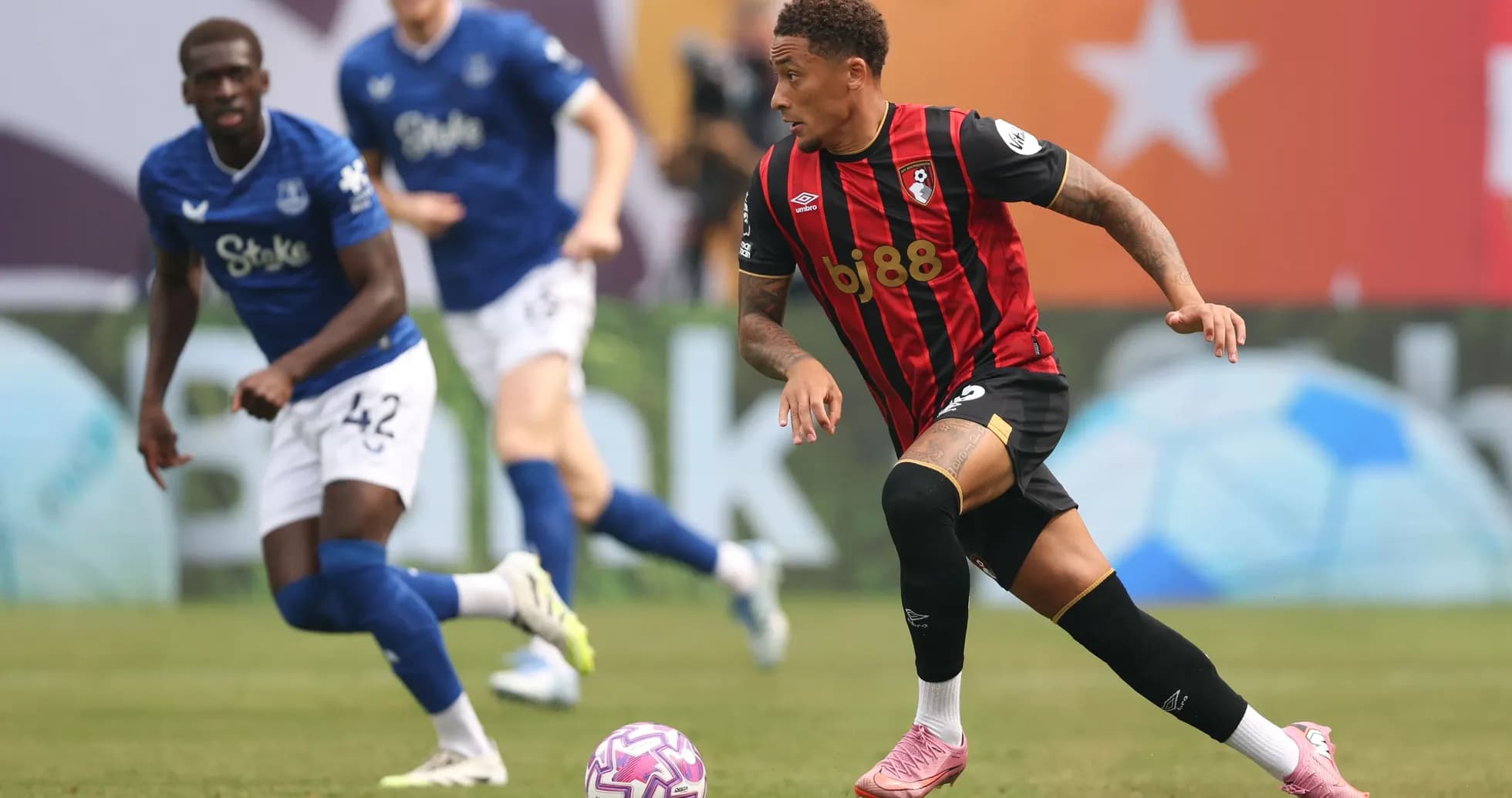 Jugador de Bournemouth driblando durante un partido