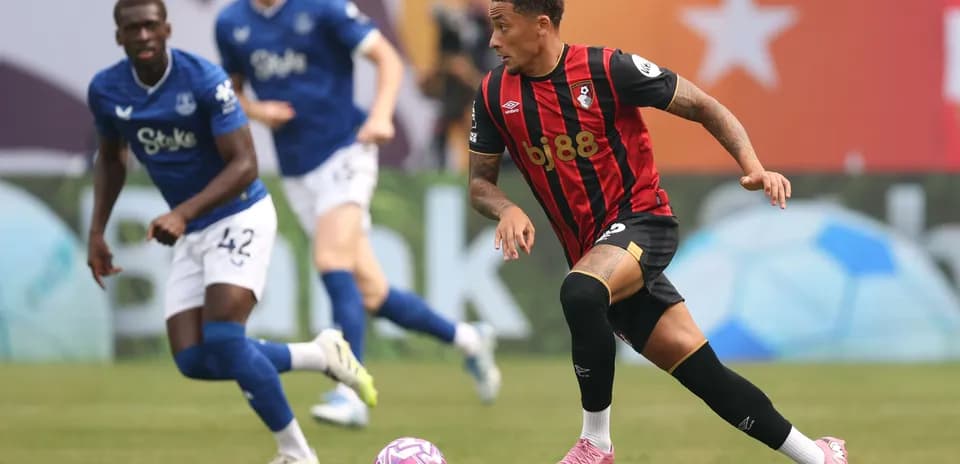 Jugador de Bournemouth driblando durante un partido
