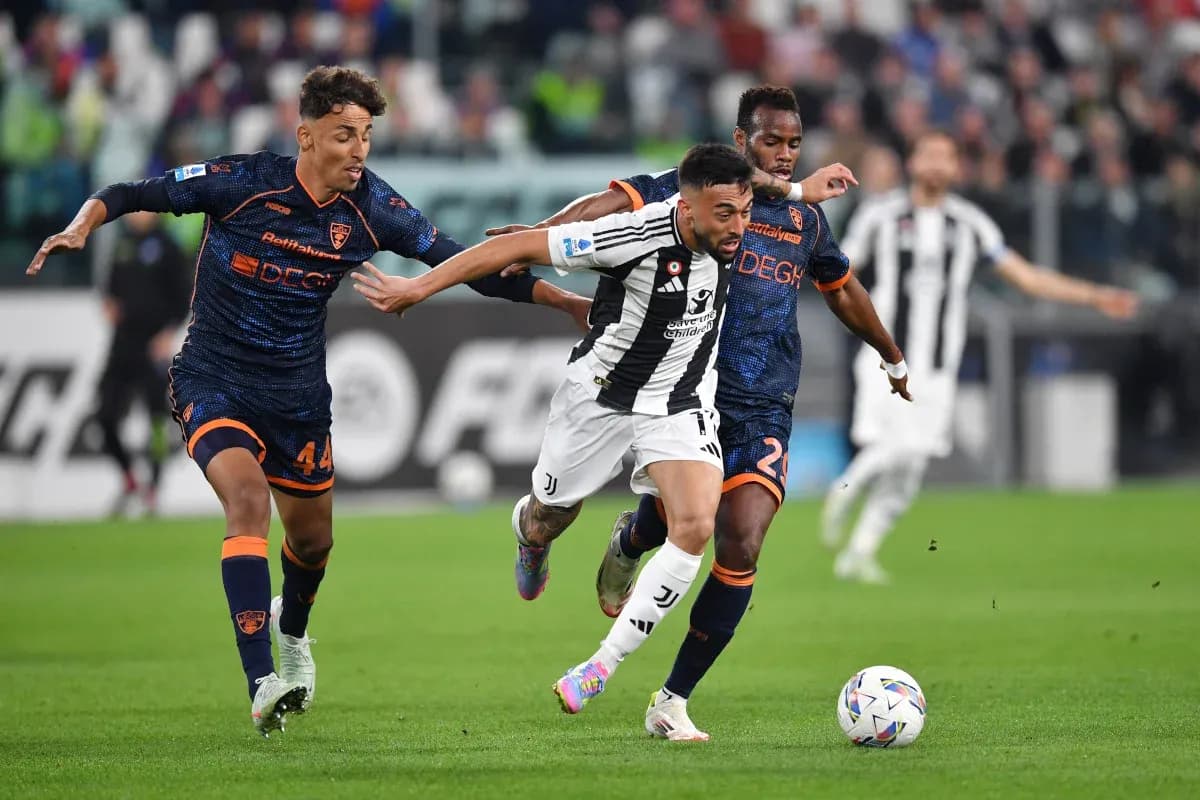 Jugador de Juventus esquivando a rivales de Lecce