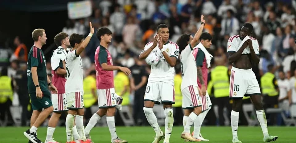 Jugadores del Real Madrid saludando a la afición