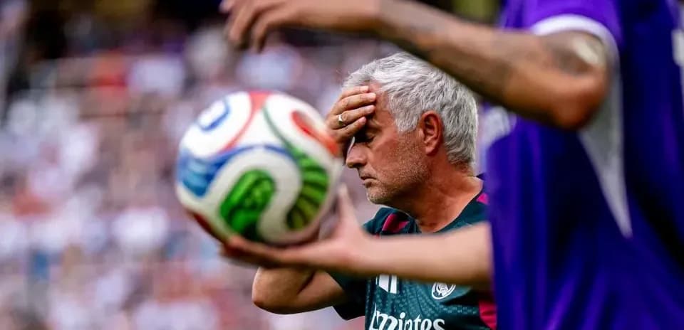 Entrenador con mano en la frente durante partido
