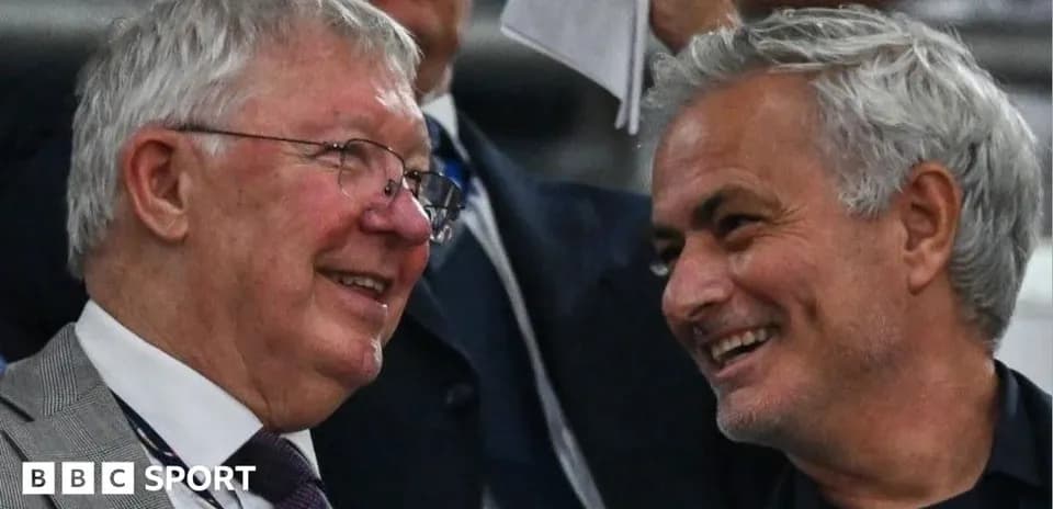 Dos hombres conversando en un evento deportivo