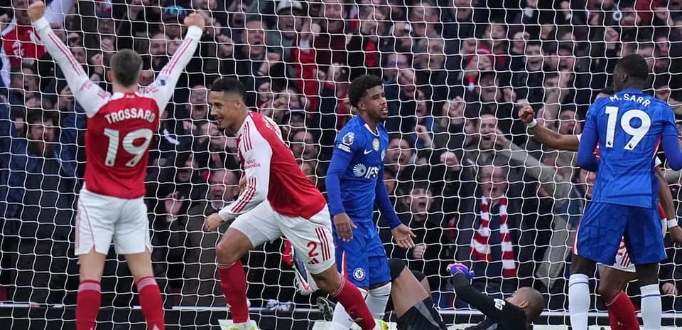 Trossard celebra un gol contra Chelsea