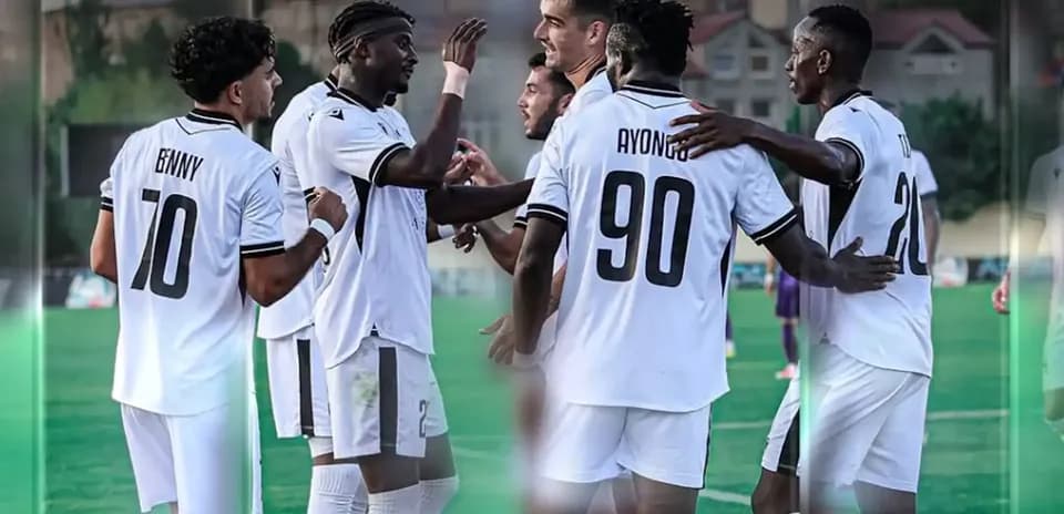 Jugadores de Ararat-Armenia celebrando un gol